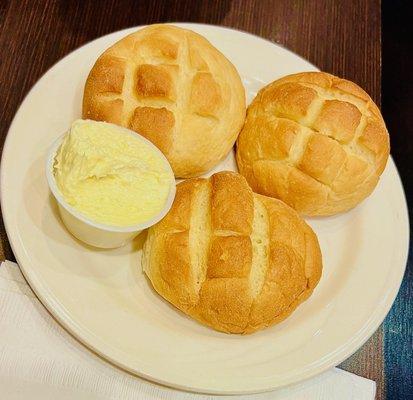 complimentary microwaved rolls with soft butter