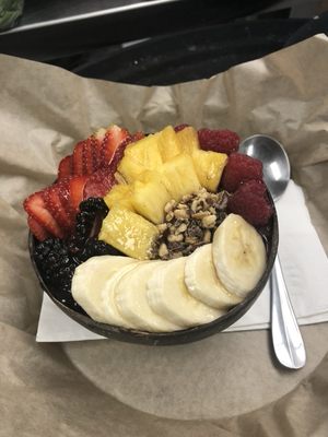 Açaí bowl with lots of delicious toppings