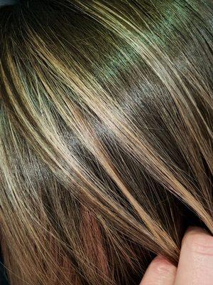 Piecy highlights with a strong (but wearable) contrast on super shiny, healthy hair.