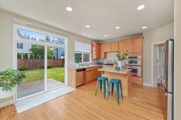 Kitchen with counter seating