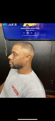 1 1/2 on top with the grain skin fade with beard line up