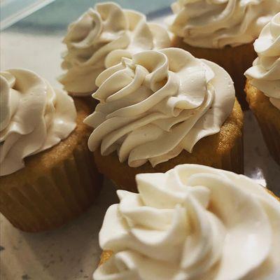 CLASSY VANILLA CUPCAKES
made with Madagascar Vanilla