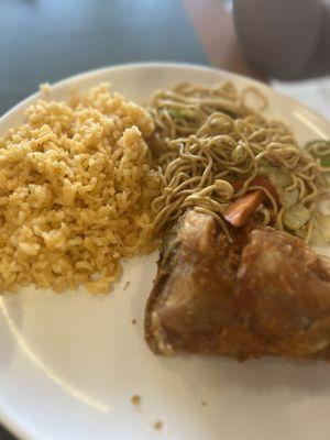 Pollo frito con arroz y chow mein