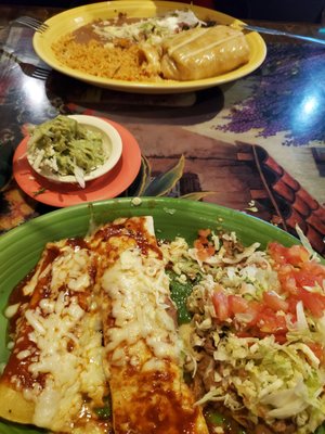 Shrimp chili and vegetarian(cheese enchilada, bean burrito and tostada). Very good food and fast  service. Waiters are very attentive.