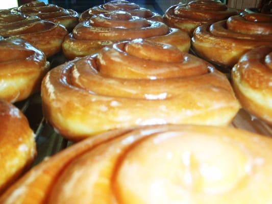 THESE CINNAMON ROLL ARE AWESOME ,ALWAYS FRESH & SHINNY.... SOOO DELICIOUS.