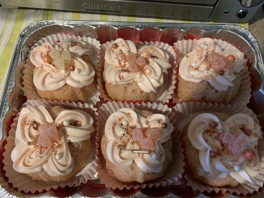 Rosé mini cakes.