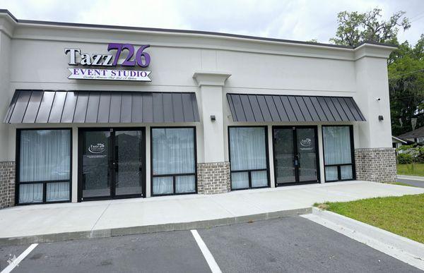 Welcome to Tazz726 Event Studio located in Savannah, GA! Versatile & elegant venue, perfect for meetings, weddings, & parties.