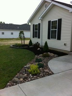 tailing stone and black mulch bed