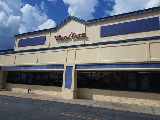 Part of the Creekside Market Plaza this Winn Dixie is one of the many businesses including Davita Dialysis, and Anytime Fitness.