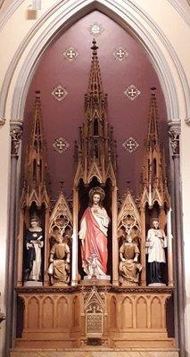 Side altar and shrine to the Sacred Heart of Jesus, left of the main altar.