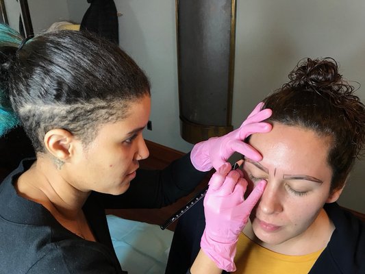 Shaping the brow for Microblading