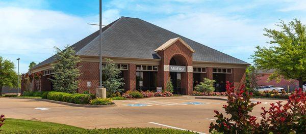 Exterior of MidFirst Bank located at 2100 W Kenosha in Broken Arrow, OK.