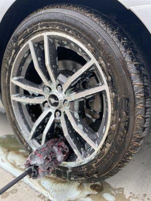 Wheels get full of road tar and brake dust. It is important to clean and decontaminate them regularly.