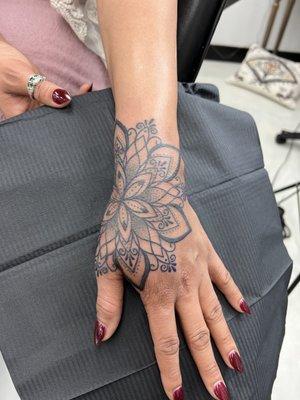 Mandala on hand by @ktabuathier