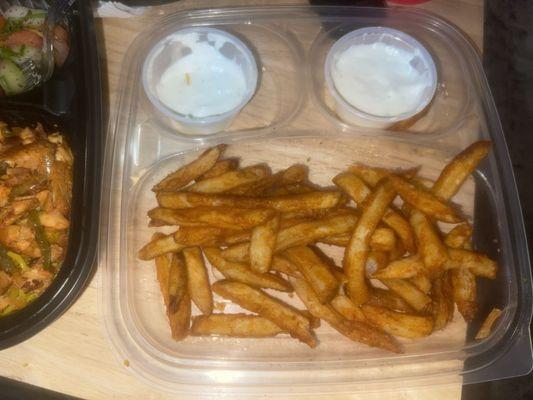 Seasoned fries with garlic sauce