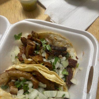 Los tacos the tripa me salieron con huesos de pollo