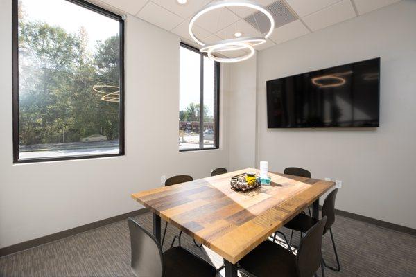 Medium size conference room that seats up to 6 people. Perfect for team meetings, and presentations.