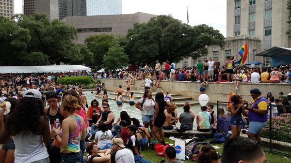 Have you seen these many people filled up the park? This was a scene from Houston Pride 2017