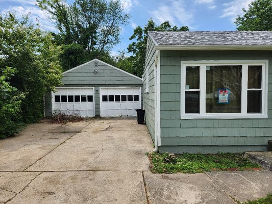 HUGE 2 CAR GARAGE AND LONG DRIVEWAY