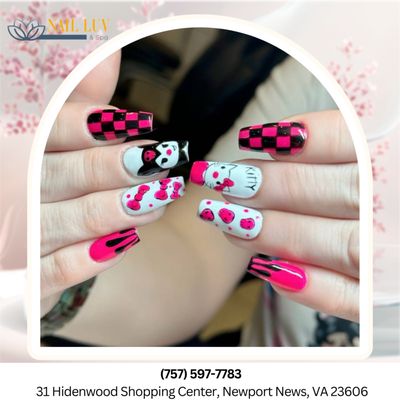 Adorable Hello Kitty nails in black and pink! Cuteness overload! 
   !