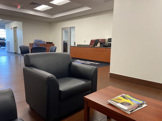 Nice Waiting room - snacks and water . ‍