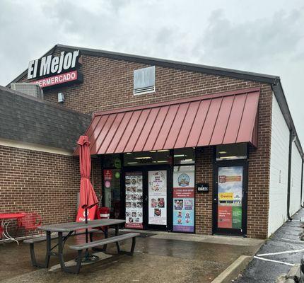 El Mejor Supermercado. This store has tons of options and services they offer. The workers and friendly and very helpful.