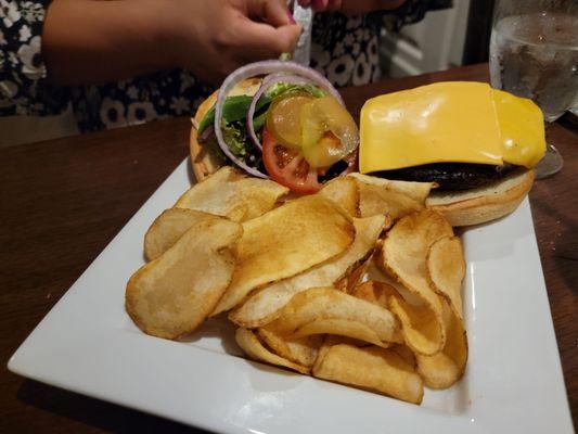 Cheeseburger with pub chips