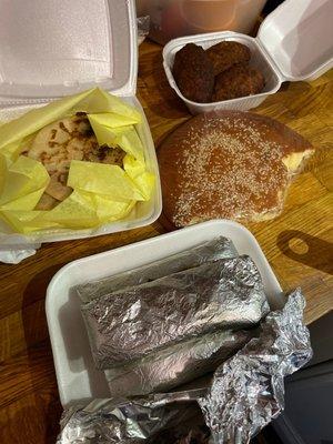 Pupusas , tamales de pollo , empanadas y quesadilla la mejor comida salvadoreña