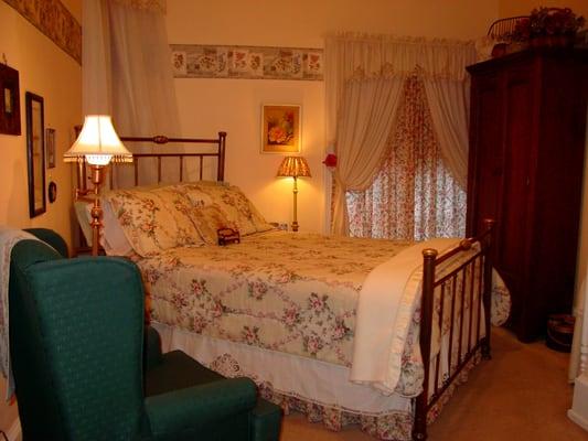 Hattie's Chamber, 2nd floor cozy room, Full bed/Queen length, private ensuite bath/step in shower