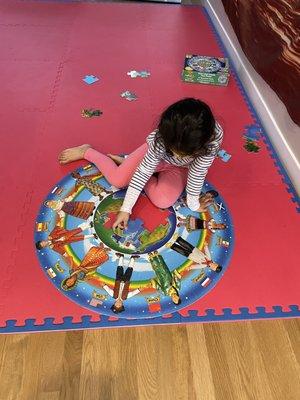 Working on floor puzzles helps kids develop problem solving