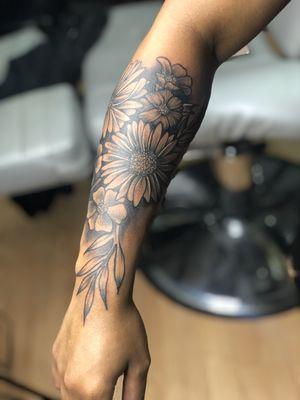 Quarter sleeve of daisies