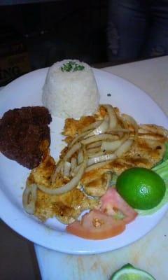 Bistec de pollo a la plancha con frijoles Fritos y arroz