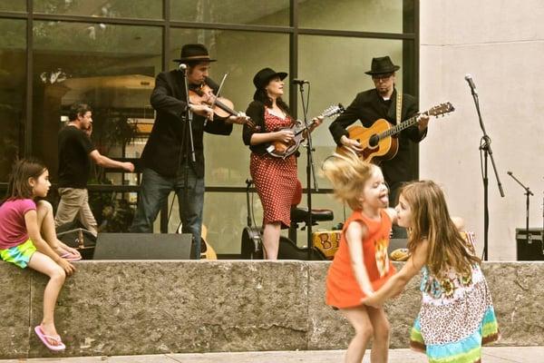 Audience members of all ages enjoy the Friday Night Concert Series!