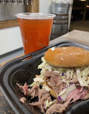 Pulled pork sandwhich with slaw