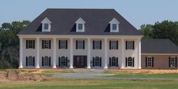 This beautiful, plantation style home in Bossier Parish features eight stunning columns.