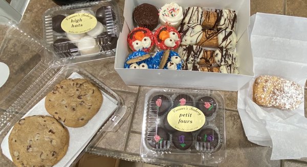 My sampler. L to R Chocolate chip cookies, high hats, cupcakes/cannoli's, petit fours and a slice of crumb cake.