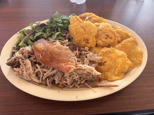 Rico Pernil con tostones y ensalada. Me trataron como en casa de mi abuela, ¡que rico!!