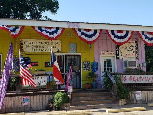 Conveniently located next door to Giggle's Smoke Shop.  You couldn't ask for more than that!