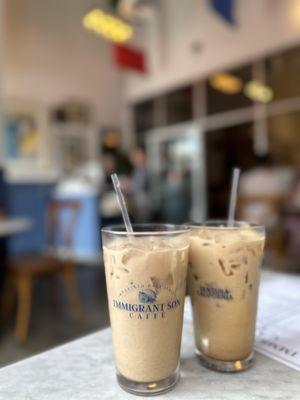 Iced vanilla latte with oatmilk and iced chai latte