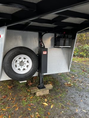 EQ systems hydraulic jack installed on a gooseneck trailer