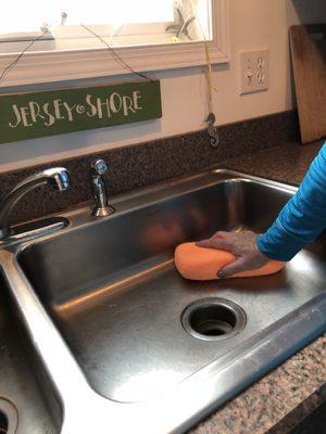 We make sure your kitchen is spotless!