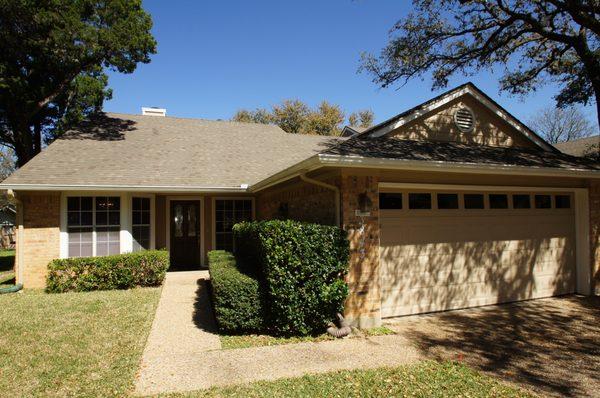 Well kept townhome in Williamsburg community off Mesa Dr. & Spicewood Springs.