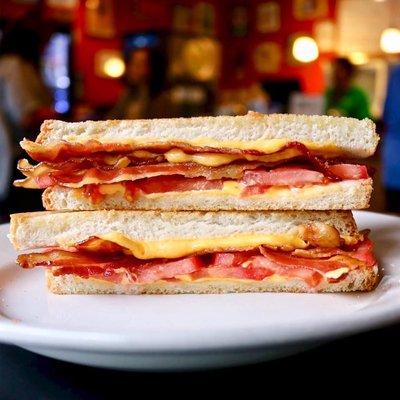 Grilled cheese w/ tomato & crispy bacon