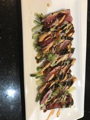 The beautifully presented peppered tuna tataki