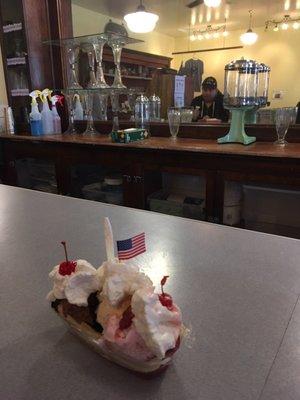 Banana split on da counter