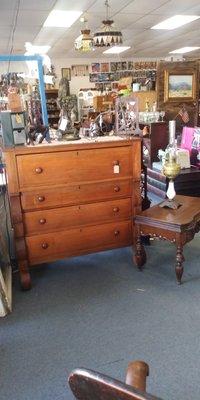 ANTIQUE CHEST OF DRAWERS..