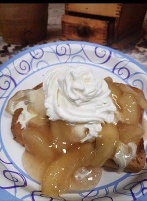 La cinnamon bread sundae with apples