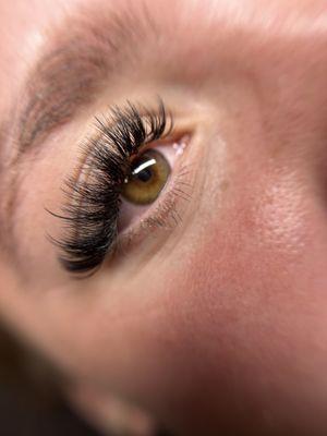 Volume wispy lash extensions