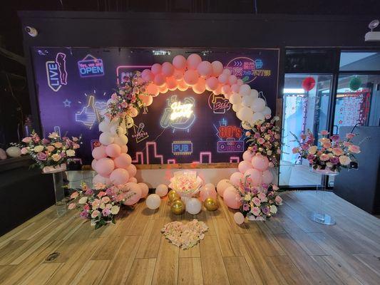 Event decoration with fresh flowers and balloons