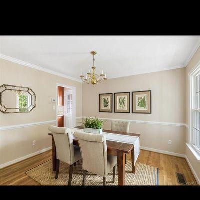 Simple staging of a dining room